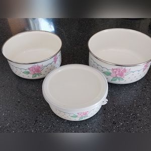 Set Of 3 Vintage Enamel Ware Bowls By Tabletop Unlimited.